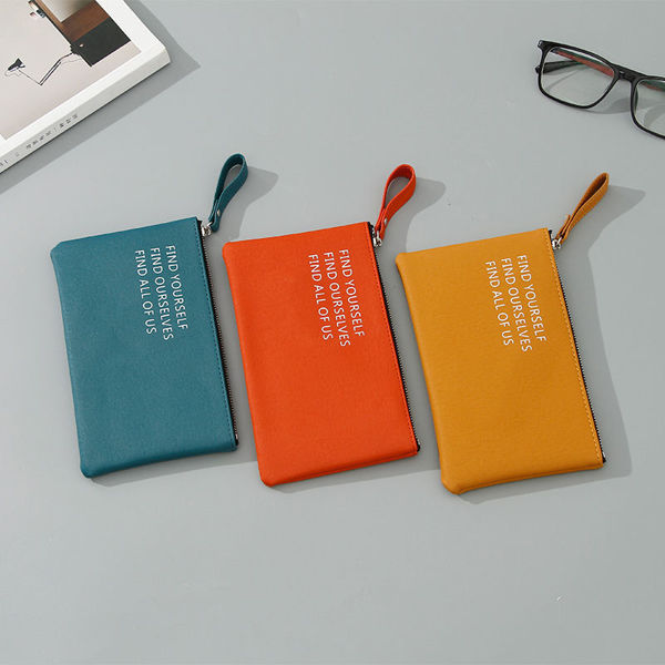 Imagen de CARTERA DE MANO CON ESTAMPADO DE LETRAS