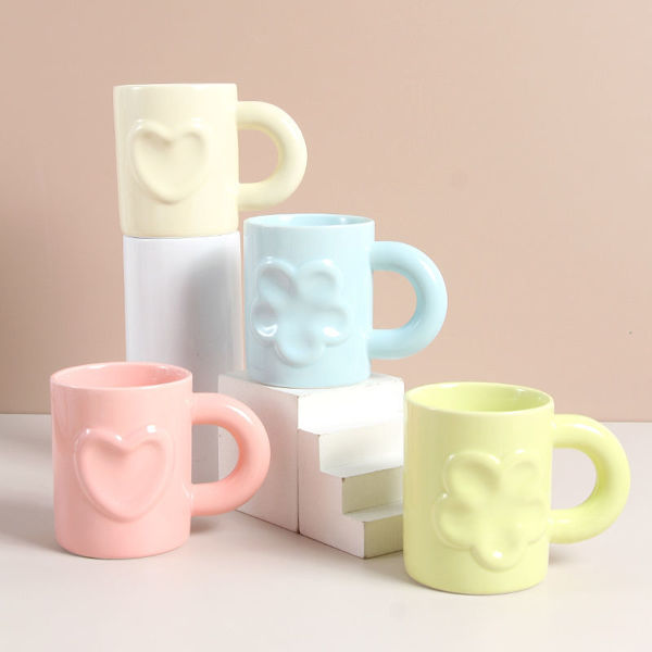 Imagen de TAZA DE CERÁMICA CON FLORES EN RELIEVE 300ML